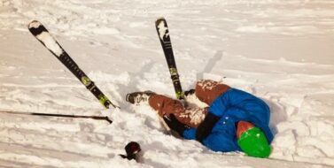 Skier without a helmet got into an accident